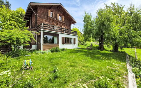 Chalet le Rhônasson: Bygning, Græs, Hus, Hjem, Arkitektur, Busk, Sommerhus, Landdistrikt, Tag