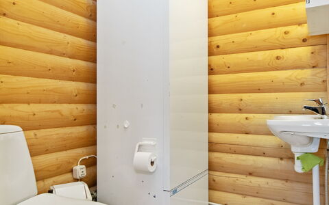 Millantupa: Gulvbelægning, Træ, Etage, Sanitærarmatur, Toilet, Toiletbræt, Værelse, Vvs, Badeværelse, Bejdse