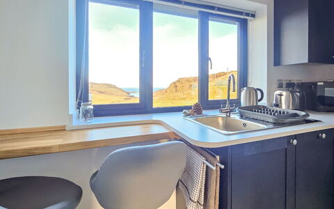 The Studio: Møbel, Indretning, Køkken Apparat, Køkken, Countertop, Gulvbelægning, Cabinetry, Belysning, Større Bandage, Værelse