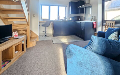 The Studio: Møbel, Indretning, Gulvbelægning, Etage, Lejlighed, Loft, Couch, Stue, Hjem, Værelse