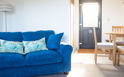 The Studio: Møbel, Blå, Indretning, Couch, Gulvbelægning, Etage, Værelse, Throw Pillow, Stue, Belysning