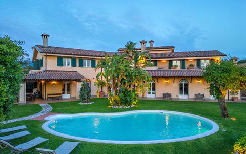 Villa Polistena: Svømmepøl, Udvej, Estate, Hjem, Eco Hotel, Hacienda, Villa, Lawn, Have, Mansion