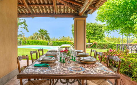 Villa Polistena: Udvej, Have, Eco Hotel, Stol, Hacienda, Estate, Skygge, Backyard, Landscaping, Stuehus