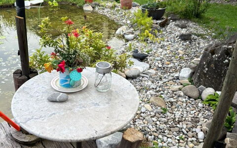 Gartenstudio Belle Vue: Have, Møbel, Udendørs Møbler, Blomsterkrukke, Backyard, Stol, Udendørs Bord, Gård, Flise