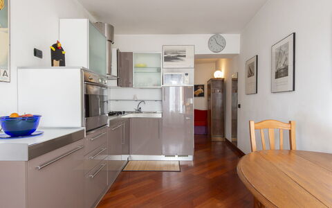 Solis Lux: Køkken Apparat, Køkken, Møbel, Gulvbelægning, Countertop, Større Bandage, Indretning, Cabinetry, Etage, Træ
