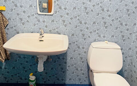 Villa Gärdet: Sanitærarmatur, Badeværelse, Badeværelsesvask, Vvs, Håndvask, Toilet, Toiletbræt, Flise, Tap, Keramisk