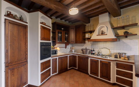Villa Essiccatoio: Køkken, Træ, Indretning, Møbel, Gulvbelægning, Cabinetry, Countertop, Større Bandage, Loft, Køkken Apparat