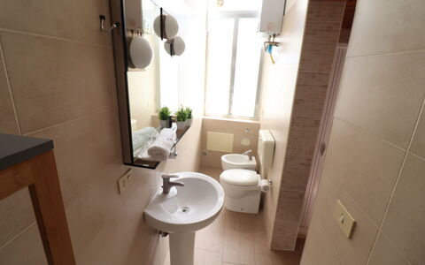 Galene'S Home: Badeværelsesvask, Badeværelse, Sanitærarmatur, Håndvask, Gulvbelægning, Væg, Etage, Toiletbræt, Toilet, Indretning