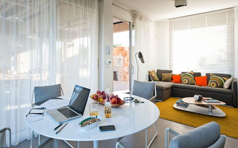 Villa Carovi: Møbel, Indretning, Gulvbelægning, Couch, Etage, Væg, Stol, Bord, Stue, Loft