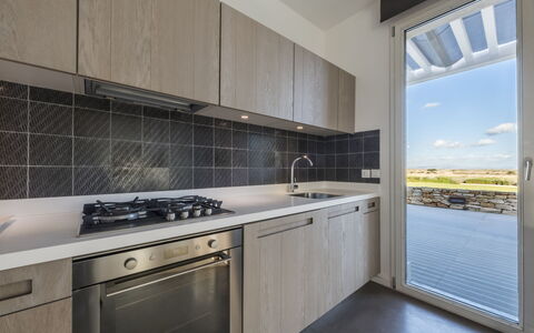 Villa Carovi: Køkken, Countertop, Gulvbelægning, Større Bandage, Cabinetry, Køkken Apparat, Loft, Flise, Komfur