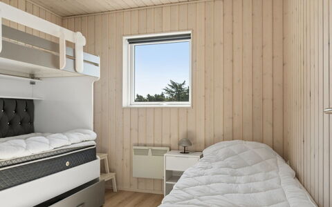 Eleni - 3M from the Sea: Træ, Soveværelse, Seng, Etage, Gulvbelægning, Bed Frame, Sengetøj, Bejdse, Køjeseng, Sengetøj