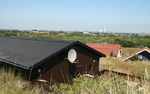 Rohan - 800M from the Sea: Hjem, Tag, Hus, Dør, Sommerhus, Skygge, Have, Bunddække, Veranda, Gård