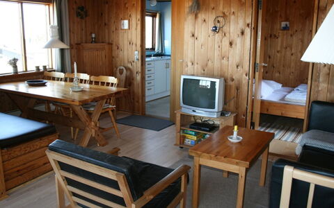 Rohan - 800M from the Sea: Hjem, Tag, Hus, Dør, Sommerhus, Skygge, Have, Bunddække, Veranda, Gård