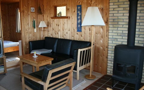 Rohan - 800M from the Sea: Hjem, Tag, Hus, Dør, Sommerhus, Skygge, Have, Bunddække, Veranda, Gård