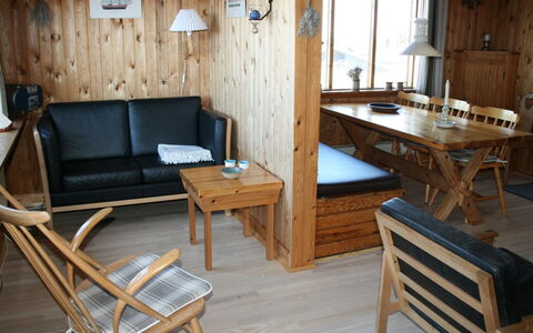Rohan - 800M from the Sea: Hjem, Tag, Hus, Dør, Sommerhus, Skygge, Have, Bunddække, Veranda, Gård