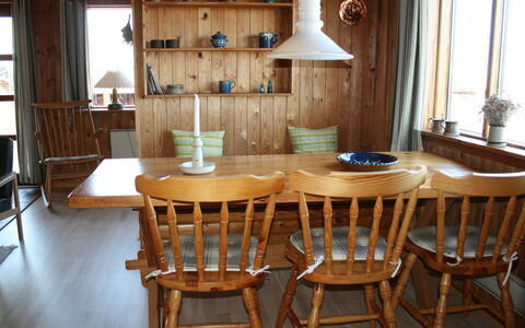 Rohan - 800M from the Sea: Hjem, Tag, Hus, Dør, Sommerhus, Skygge, Have, Bunddække, Veranda, Gård