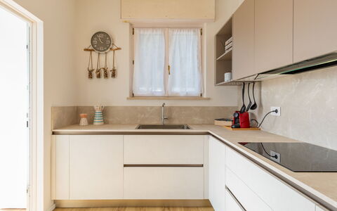 Lago di Luce: Køkken, Countertop, Cabinetry, Indretning, Køkken Apparat, Træ, Gulvbelægning, Møbel, Hjem, Køkkenvask