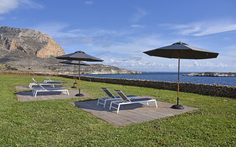 Villa Stornella: Møbel, Udendørs Møbler, Hav, Coastal Og Oceaniske Landskabsformer, Kyst, Ocean, Stol, Skygge, Udendørs Bord, Kyst