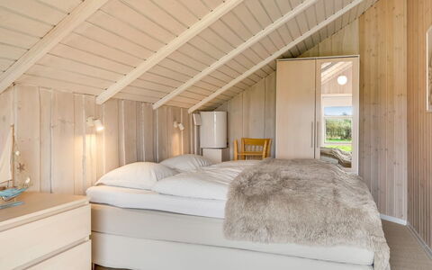 Arold - 600M to the Fjord: Soveværelse, Seng, Indretning, Træ, Loft, Gulvbelægning, Etage, Sengetøj, Sengetøj, Bed Frame