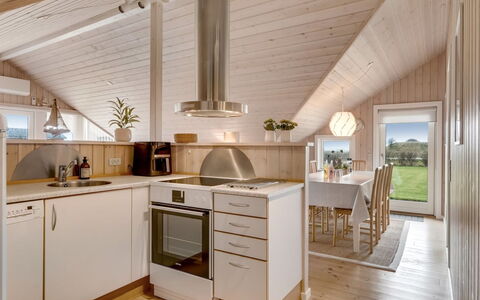Arold - 600M to the Fjord: Gulvbelægning, Indretning, Træ, Lysarmatur, Loft, Køkken, Etage, Trægulve, Møbel, Countertop