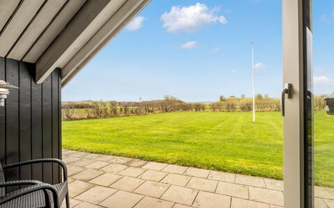Arold - 600M to the Fjord: Græs, Land Lot, Lawn, Landscaping, Have, Skygge, Gård, Hårdttræ, Bejdse, Kunstgræs