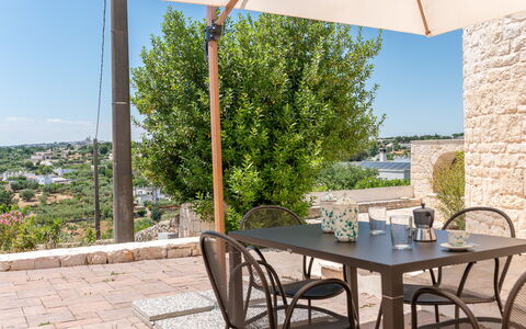 Trullo Miravista Valle D'Itria: Møbel, Udendørs Møbler, Stol, Bord, Udendørs Bord, Køkken & Spisebord, Blomsterkrukke, Gårdhave, Kaffebord, Have