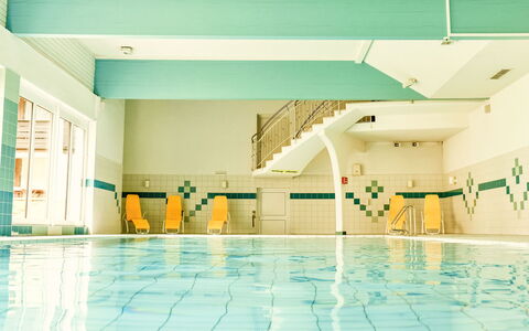 Grubhof: Gulvbelægning, Etage, Loft, Svømmepøl, Hotel, Flise, Stol, Fritidscenter, Hal, Udvej