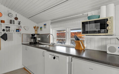 Kato - 125M from the Sea: Træ, Køkken, Større Bandage, Countertop, Køkken Apparat, Komfur, Husholdningsapparat, Køkkenvask, Cabinetry, Bejdse
