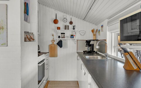 Kato - 125M from the Sea: Træ, Køkken, Gulvbelægning, Indretning, Større Bandage, Countertop, Loft, Husholdningsapparat, Køkken Apparat, Cabinetry