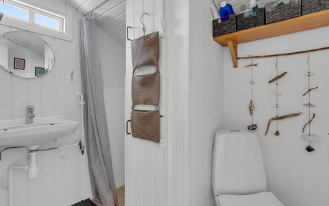 Kato - 125M from the Sea: Sanitærarmatur, Gulvbelægning, Etage, Indretning, Vvs, Håndvask, Badeværelse, Værelse, Tap, Toilet
