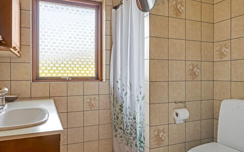 Wildemor - 30Km from the Sea: Badeværelsesvask, Badeværelse, Sanitærarmatur, Væg, Håndvask, Gulvbelægning, Indretning, Etage, Toilet, Tap