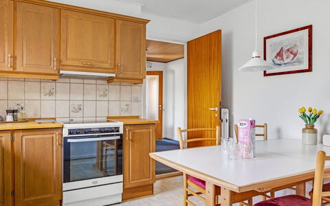 Wildemor - 30Km from the Sea: Møbel, Gulvbelægning, Indretning, Køkken, Træ, Cabinetry, Køkken Apparat, Countertop, Etage, Større Bandage