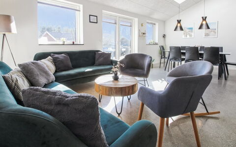 Biergh - 30Km from the Sea: Møbel, Indretning, Træ, Couch, Loft, Gulvbelægning, Hjem, Stue, Værelse, Etage