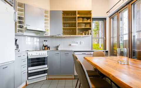 Rukatunturintie 8 G2: Køkken, Møbel, Gulvbelægning, Indretning, Køkken Apparat, Cabinetry, Træ, Countertop, Etage, Loft