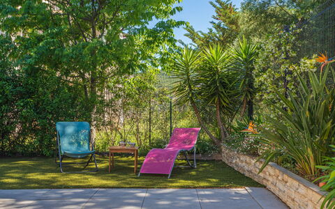 Lyloa: Grøn, Udendørs Møbler, Møbel, Busk, Have, Stol, Skygge, Udendørs Bench, Landscaping, Backyard