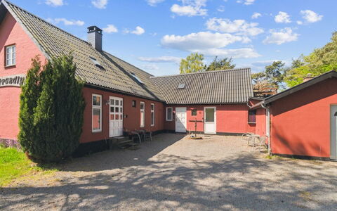 Hornbogi - 1Km from the Sea: Møbel, Træ, Indretning, Gulvbelægning, Etage, Stol, Værelse, Loft, Stue, Lejlighed