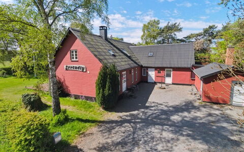 Hornbogi - 1Km from the Sea: Møbel, Træ, Indretning, Gulvbelægning, Etage, Stol, Værelse, Loft, Stue, Lejlighed