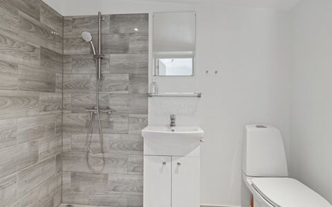 Hornbogi - 1Km from the Sea: Gulvbelægning, Etage, Sanitærarmatur, Badeværelse, Indretning, Toiletbræt, Toilet, Håndvask, Vvs, Flise