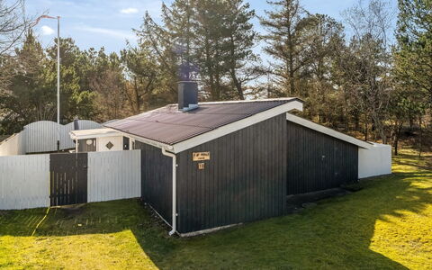 Thorsmod - 1.8Km from the Sea: Møbel, Træ, Indretning, Gulvbelægning, Etage, Stol, Værelse, Loft, Stue, Lejlighed