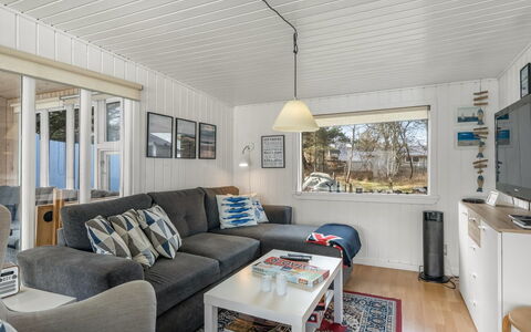Thorsmod - 1.8Km from the Sea: Møbel, Træ, Indretning, Gulvbelægning, Etage, Stol, Værelse, Loft, Stue, Lejlighed