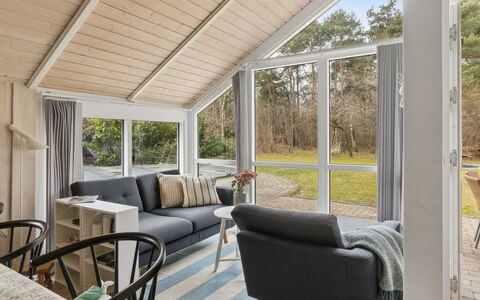 Saija - 2.1Km from the Sea: Træ, Indretning, Couch, Loft, Gulvbelægning, Møbel, Stue, Stol, Hårdttræ