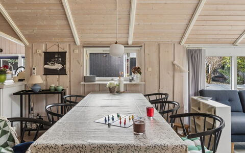 Saija - 2.1Km from the Sea: Møbel, Indretning, Træ, Gulvbelægning, Bord, Køkken & Spisebord, Loft, Etage, Stol, Spisestue