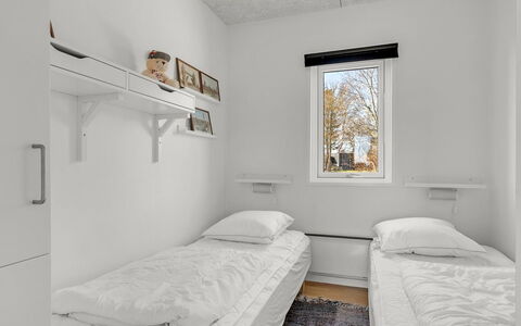 Angret - 380M from the Sea: Etage, Soveværelse, Lejlighed, Loft, Seng, Sengetøj, Bed Frame, Sovesal, Fryser, Vinter