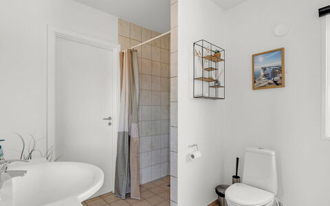 Angret - 380M from the Sea: Gulvbelægning, Etage, Væg, Indretning, Sanitærarmatur, Toilet, Badeværelse, Toiletbræt, Loft, Vvs