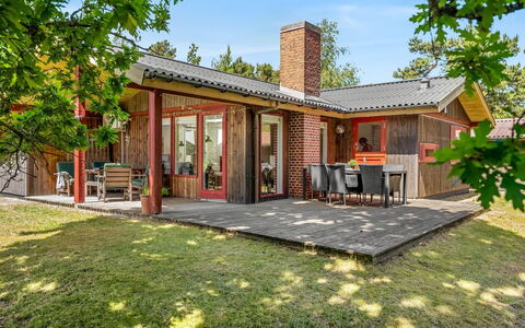 Leonor - 1.8Km from the Sea: Træ, Hus, Tag, Sommerhus, Hjem, Busk, Dør, Land Lot, Stuehus, Have