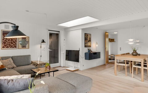 Leonor - 1.8Km from the Sea: Møbel, Indretning, Gulvbelægning, Væg, Etage, Lysarmatur, Træ, Couch, Loft, Stue
