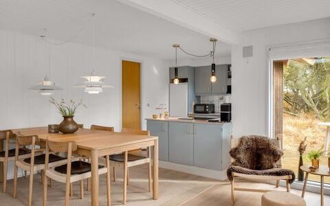 Leonor - 1.8Km from the Sea: Møbel, Gulvbelægning, Indretning, Træ, Lysarmatur, Køkken & Spisebord, Etage, Loft, Spisestue, Stol