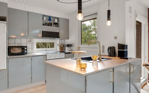 Leonor - 1.8Km from the Sea: Køkken, Indretning, Countertop, Køkken Apparat, Lysarmatur, Loft, Cabinetry, Belysning, Større Bandage, Møbel