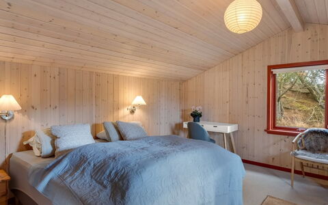 Leonor - 1.8Km from the Sea: Indretning, Møbel, Soveværelse, Træ, Loft, Gulvbelægning, Seng, Etage, Lysarmatur, Sengetøj