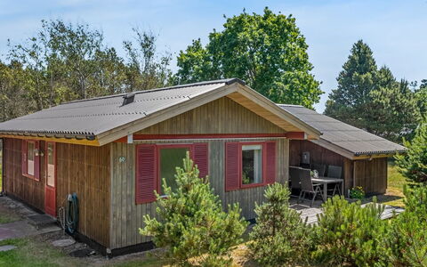 Leonor - 1.8Km from the Sea: Hjem, Tag, Hus, Dør, Sommerhus, Skygge, Have, Bunddække, Veranda, Gård